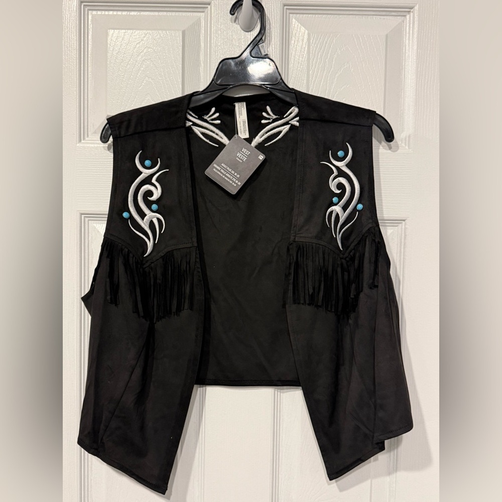 Black Fringe Vest and Shorts Set with Embroidery - Picture 3 of 6